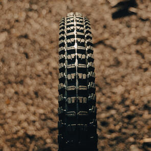 E THIRTEEN GRAPPLER RS TIRE 27.5 X 2.4 - RADIAL CASING (MOMENTUM COMPOUND)