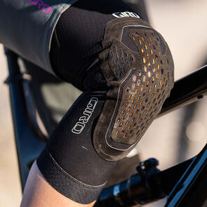 GIRO LOAM KNEE SLEEVE BLACK