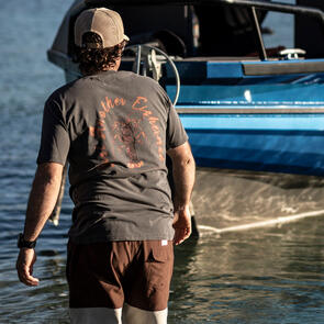 JUST ANOTHER FISHERMAN CRAY SEA TEE - AGED BLACK