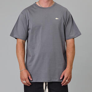 JUST ANOTHER FISHERMAN STAMP SEA TEE CHARCOAL