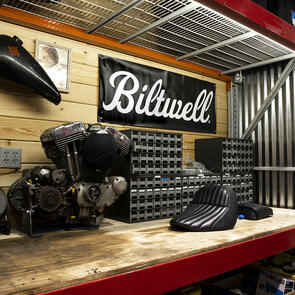 BILTWELL SHOP BANNER SCRIPT [BLACK/WHITE] 123X45CM