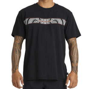 QUIKSILVER X KEHU BUTLER TAKARANGI PANEL SS SCREEN TEE BLACK