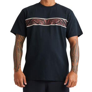 QUIKSILVER X KEHU BUTLER KOWHAIWHAI MANGOPARE PANEL TEE BLACK