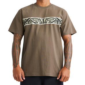 QUIKSILVER X KEHU BUTLER KOWHAIWHAI MANGOPARE PANEL TEE CANTEEN