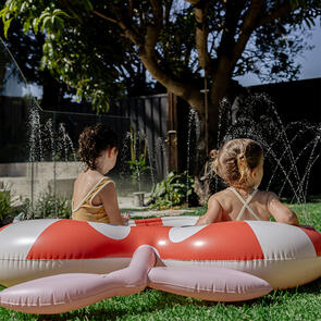 SUNNYLIFE 2026 KIDS SPRINKLER MAT POPPY THE PEACH MULTI