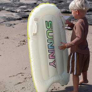 SUNNYLIFE 2026 KIDS SURF MAT ZEST CREAM AND CHARCOAL