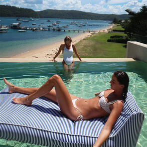 SUNNYLIFE 2026 LUXE LOUNGER LE WEEKEND NAVY STRIPE