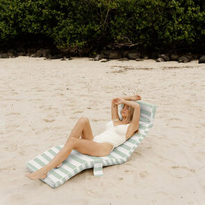 SUNNYLIFE 2026 THE LOUNGER CHAIR SEA SAGE STRIPE