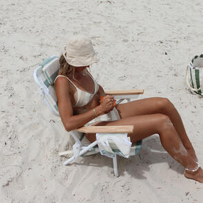 SUNNYLIFE DELUXE BEACH CHAIR SEA SAGE STRIPE