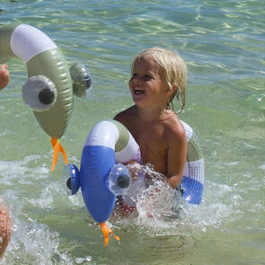 SUNNYLIFE KIDS INFLATABLE NOODLE INTO THE WILD MULTI SET OF 2