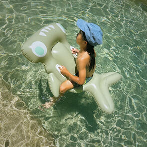 SUNNYLIFE KIDS LIE-ON FLOAT SALTY THE SHARK KHAKI