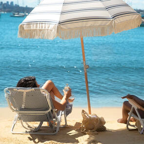 SUNNYLIFE THE RESORT LUXE BEACH CHAIR COASTAL BLUE