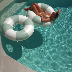 SUNNYLIFE TUBE POOL RING THE VACAY SOFT OLIVE STRIPE