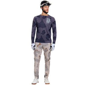 TROY LEE DESIGNS 2026 SKYLINE PRO LS JERSEY FLOW CAMO CARBON / SKYLINE PRO PANT FLOW CAMO PUMICE